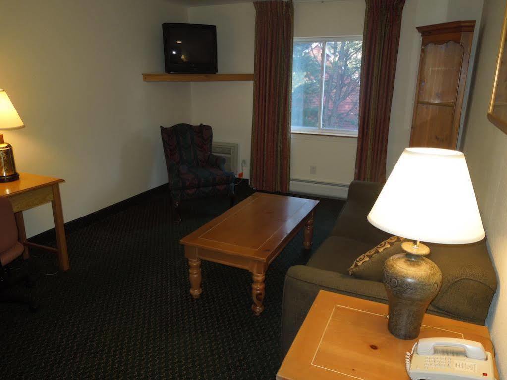 Baymont By Wyndham Essex Burlington Area Hotel Buitenkant foto