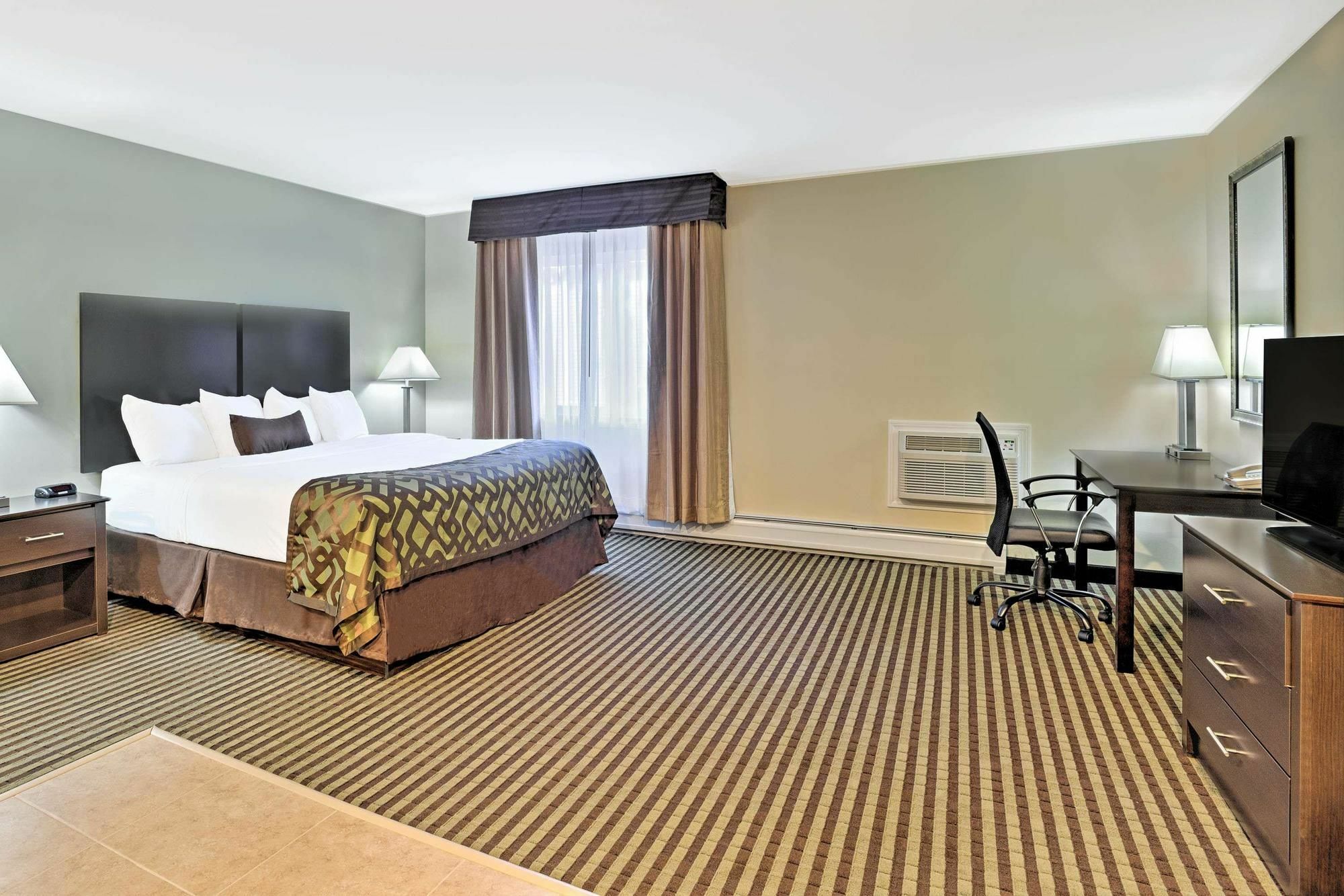 Baymont By Wyndham Essex Burlington Area Hotel Buitenkant foto