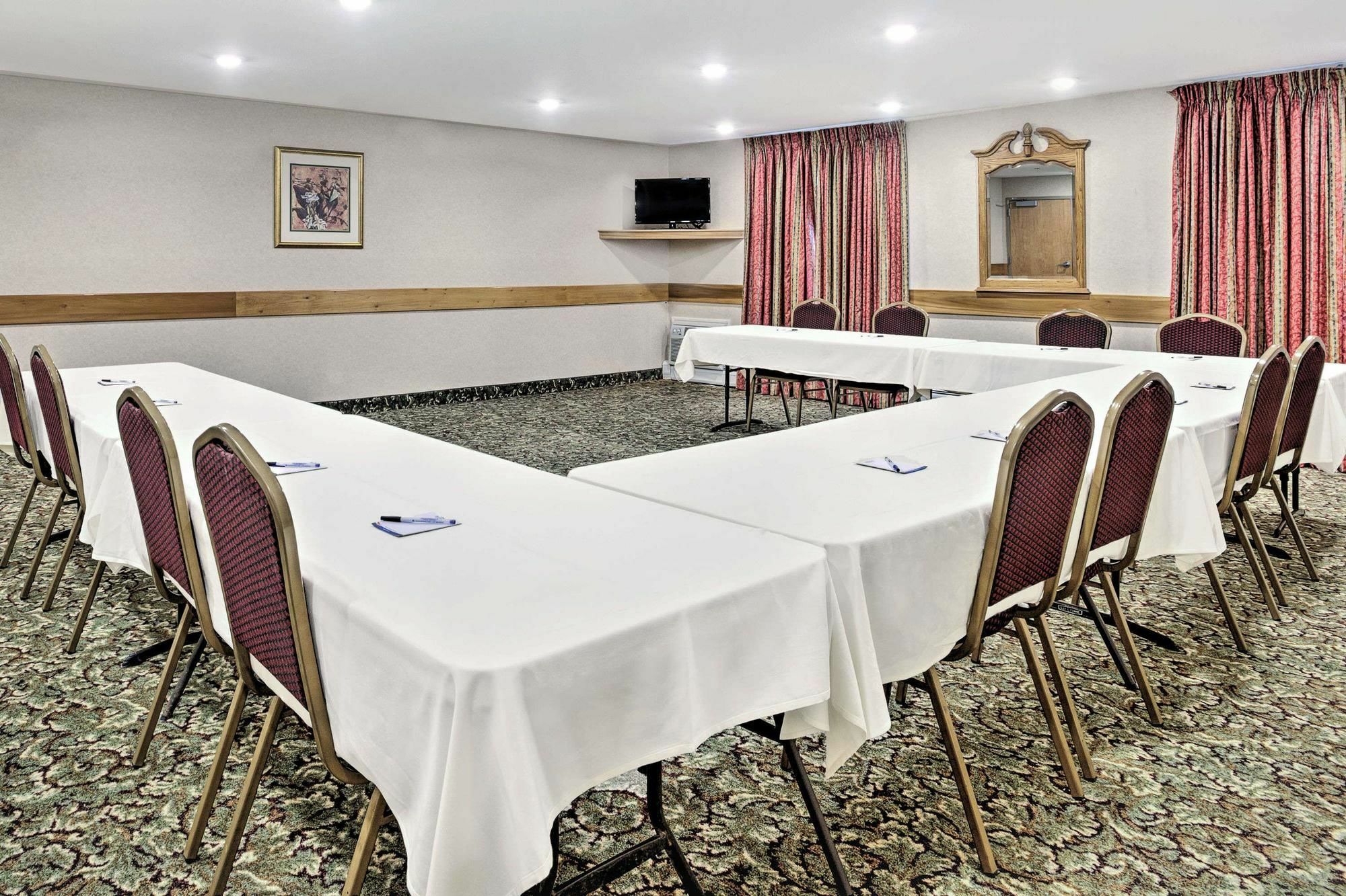 Baymont By Wyndham Essex Burlington Area Hotel Buitenkant foto