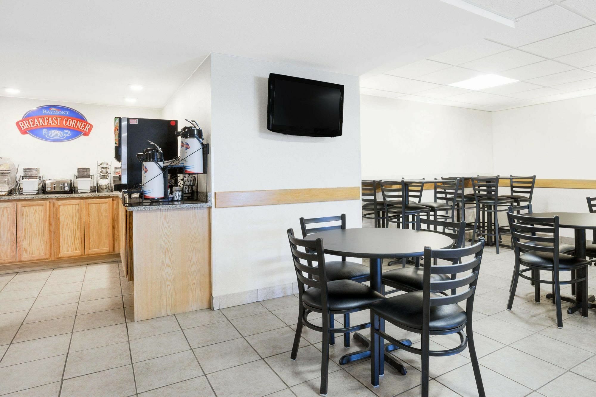 Baymont By Wyndham Essex Burlington Area Hotel Buitenkant foto