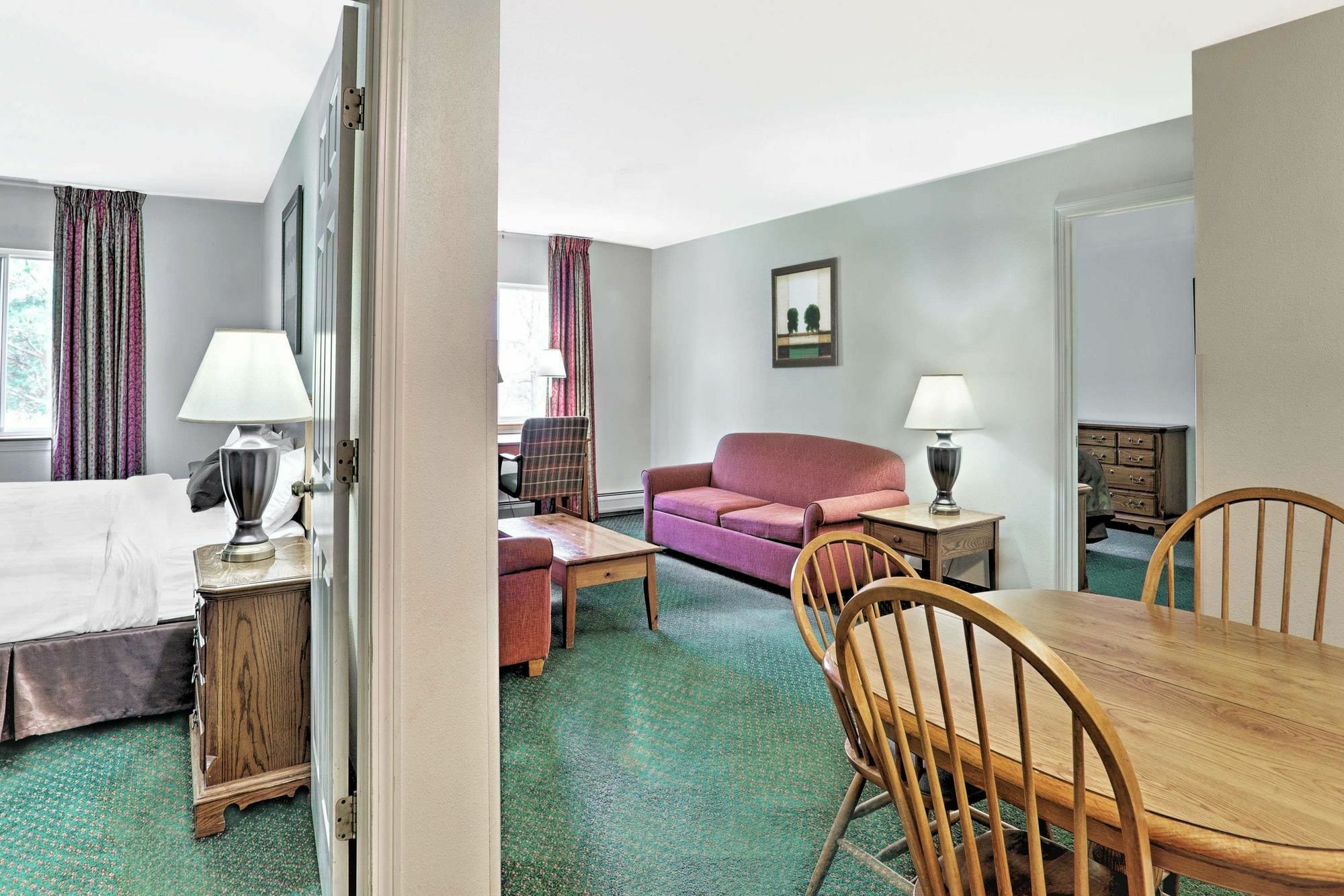 Baymont By Wyndham Essex Burlington Area Hotel Buitenkant foto