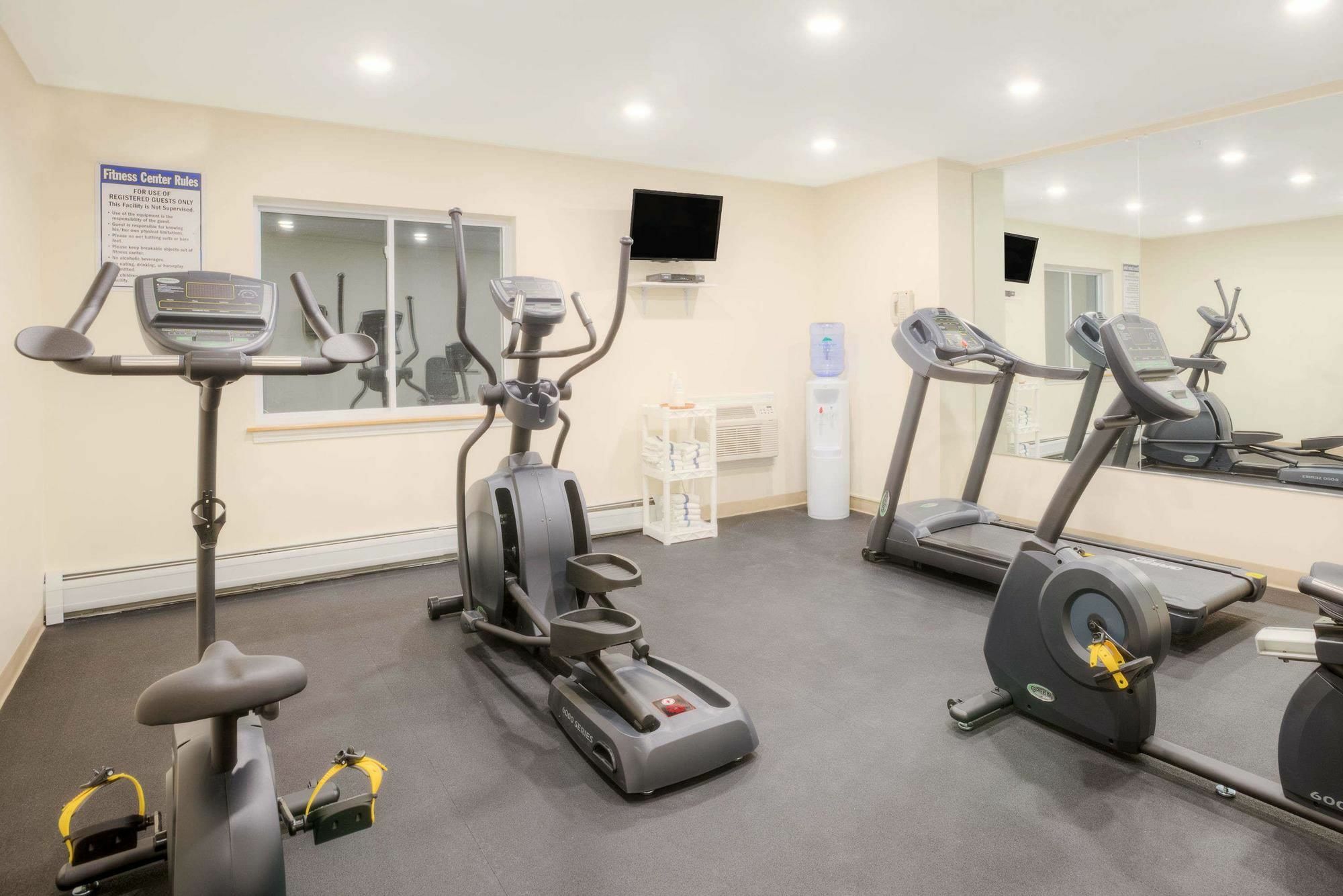 Baymont By Wyndham Essex Burlington Area Hotel Buitenkant foto